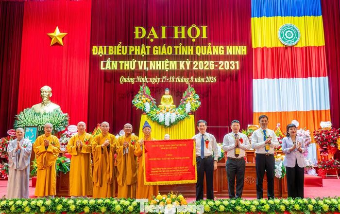 Nhân dịp này, Tỉnh ủy - HĐND - UBND - Ủy ban MTTQ VN tỉnh Quảng Ninh tặng GHPG VN tỉnh bức phướn với nội dung "Phật pháp hưng long, Tăng ni đoàn kết, Đạo đời gắn bó, Quê hương hưng thịnh".