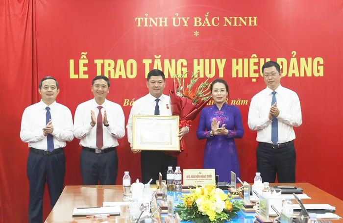 Thường trực Tỉnh ủy Bắc Ninh tặng hoa chúc mừng đồng chí Nguyễn Hồng Thái.