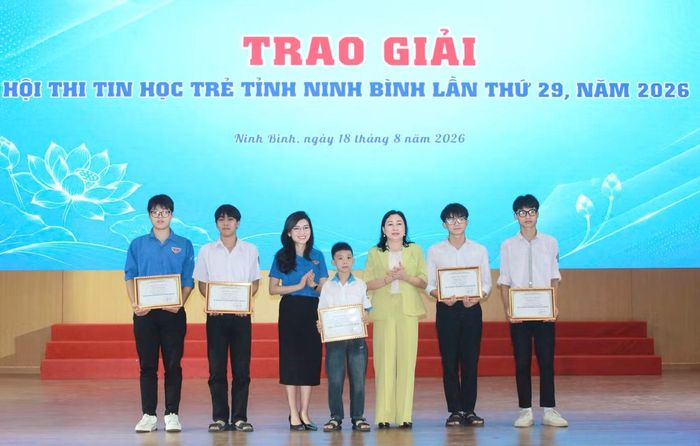 Bí thư T.Ư Đoàn Hồ Hồng Nguyên và Phó Bí thư Tỉnh ủy Ninh Bình Đinh Thị Lụa trao giải hội thi Tin học trẻ tỉnh Ninh Bình.
