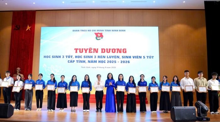 Tỉnh Đoàn Ninh Bình trao khen thưởng học sinh 3 tốt, học sinh 3 rèn luyện, sinh viên 5 tốt cấp tỉnh.