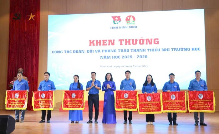 Tỉnh Đoàn trao khen thưởng cho các tập thể và cá nhân có thành tích xuất sắc trong năm học 2025-2026