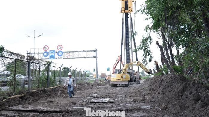 Hiện nay, để có mặt bằng thi công, các nhà thầu đang phải thuê đất người dân để làm đường công vụ.