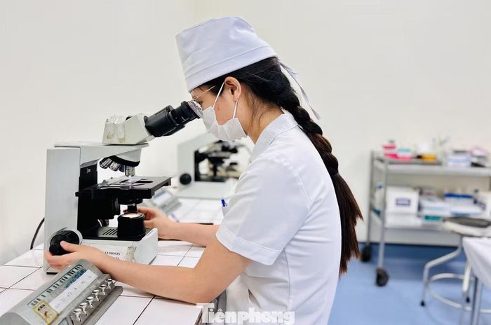 Thượng úy Trần Thị Tâm thực hiện đọc tủy đồ tại Khoa Máu và Bệnh nghề nghiệp (Bệnh viện Quân y 103, Học viện Quân y).