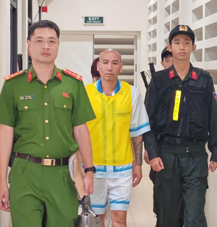 Huấn Hoa Hồng và Phú Lê là cặp bài trùng trên mạng xã hội. Cả hai đối tượng đều mặc một bộ quần áo giống nhau khi bị bắt.