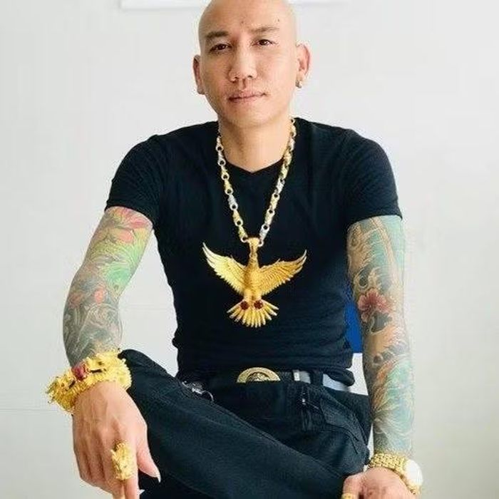Phú Lê với những hình ảnh khoe khoang cuộc sống giàu sang trên mạng.