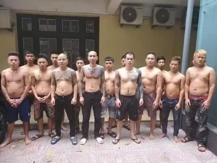 Phú Lê cùng "đàn em" tại cơ quan điều tra liên quan đến vụ hot girl Đào Chile.