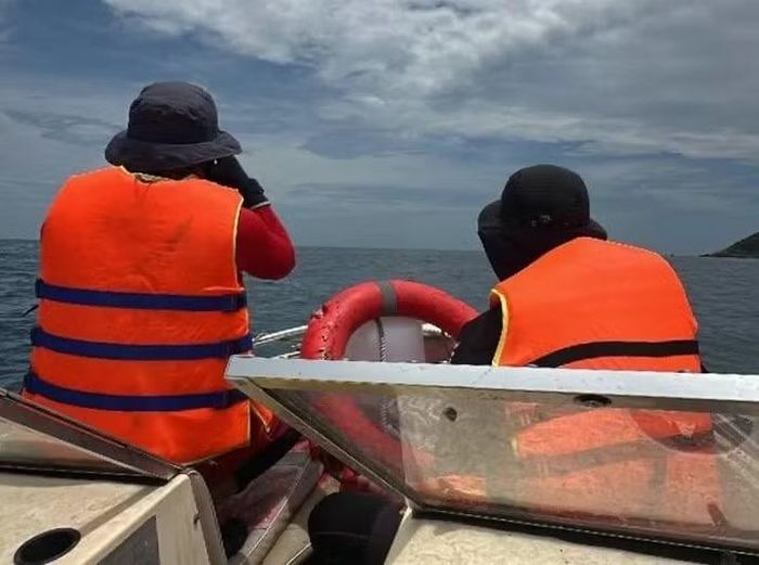 Các đội nhóm thiện nguyện từ khắp nơi vẫn tiếp tục hỗ trợ hai gia đình tìm kiếm hai nạn nhân mất tích.