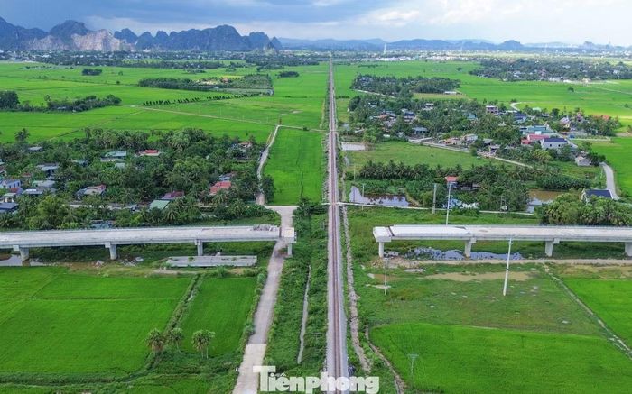 Ghi nhận tại công trường cho thấy phần lớn tuyến đường đã cơ bản hoàn thành việc thi công nền, mặt đường. Tuy nhiên, dự án cầu vượt đường sắt Bắc - Nam qua xã Thắng Lợi đang trở thành “điểm nghẽn”, ảnh hưởng đến tiến độ chung của dự án.