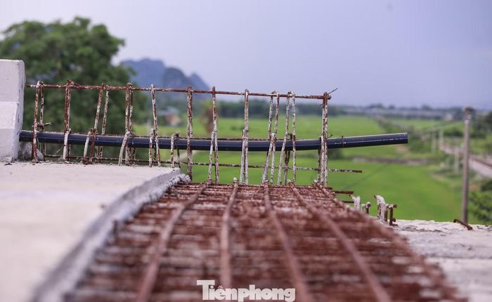 "Các nhịp cầu đã làm xong nhiều tháng trước, riêng mỗi nhịp băng qua đường sắt lại không được gác lên khiến tuyến đường dang dở. Mong sớm có phương án để cầu hoàn thiện, người dân có thể đi lại qua đây", anh Thắng (43 tuổi) cho hay.