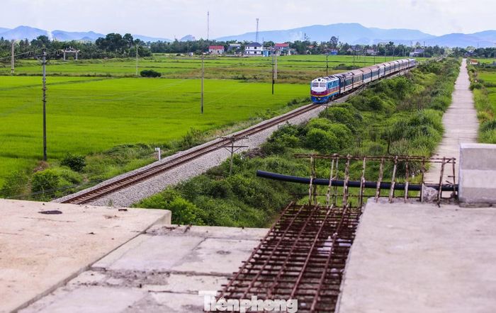 Ông Lê Duy Dũng - Phó Giám đốc Ban Quản lý dự án đầu tư xây dựng các công trình dân dụng và công nghiệp Thanh Hóa (chủ đầu tư dự án) - cho biết đơn vị đang làm việc với Cục Đường sắt Việt Nam và bổ sung thiết kế cho phương án hạ ngầm hệ thống thông tin, tín hiệu đường sắt đang vướng mắc. "Dự kiến đến cuối tháng 9 việc hạ ngầm thực hiện xong để tiến hành lao dầm, hoàn thiện công trình" ông Dũng cho hay.