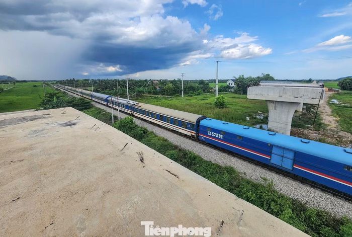 Theo ông Dũng, để xảy ra vướng mắc này có thể thời điểm khảo sát, lập hồ sơ thiết kế, Ban quản lý Đầu tư xây dựng huyện Quảng Xương (cũ - chủ đầu tư dự án trước khi sáp nhập) đã thiếu sót trong việc đánh giá độ cao phù hợp của dầm cầu và hệ thống thông tin, tín hiệu đường sắt, khiến dự án bị đình trệ.