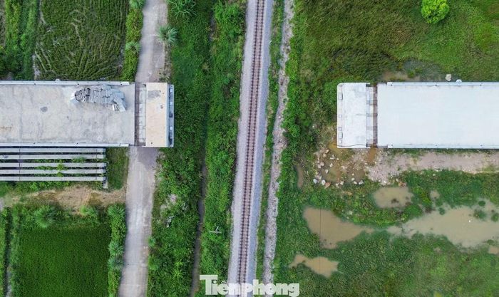 Theo hồ sơ thiết kế, cầu có 10 nhịp, tổng chiều dài hơn 330 m, kinh phí xây dựng hơn 73 tỷ đồng. Hiện cây cầu này chỉ còn thiếu một nhịp chính bắc qua đường ray nhưng đã dừng thi công nhiều tháng.