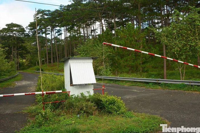 Lối vào các dự án ở hồ Tuyền Lâm luôn trong tình trạng đóng cửa.