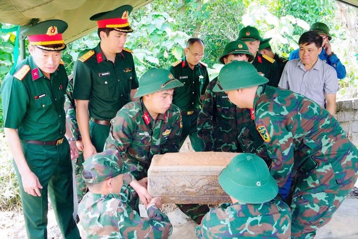 Quá trình khai quật, cất bốc hai mộ liệt sĩ.