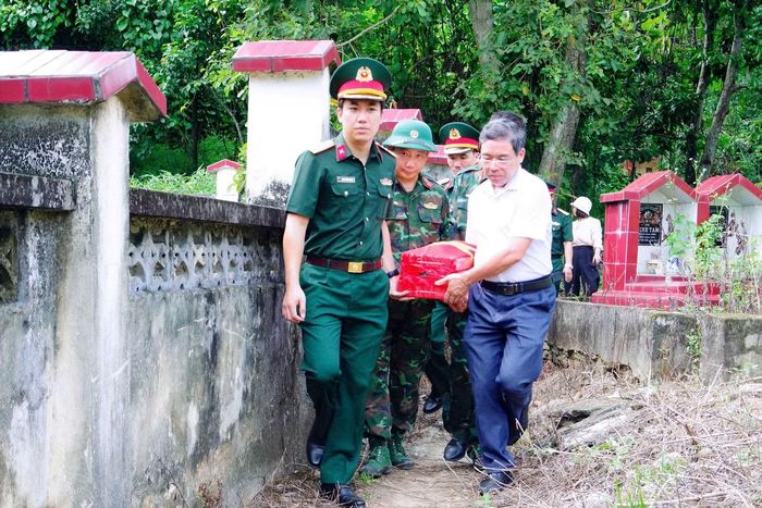 Mộ liệt sĩ được đưa về điểm tập kết theo quy định.