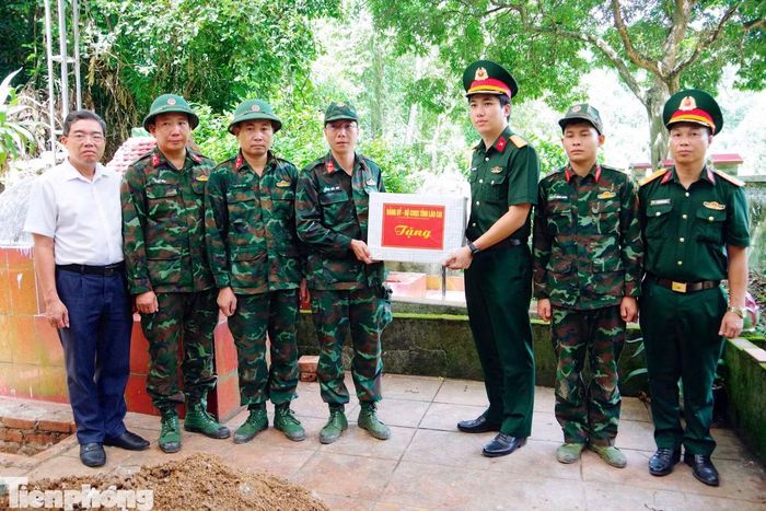 Thượng tá Lương Hoàng Giang - Chính ủy Bộ Chỉ huy Quân sự tỉnh Lào Cai, động viên, tặng quà Đội Tìm kiếm, quy tập hài cốt liệt sĩ (lâm thời) và Ban Chỉ huy Quân sự phường Lào Cai