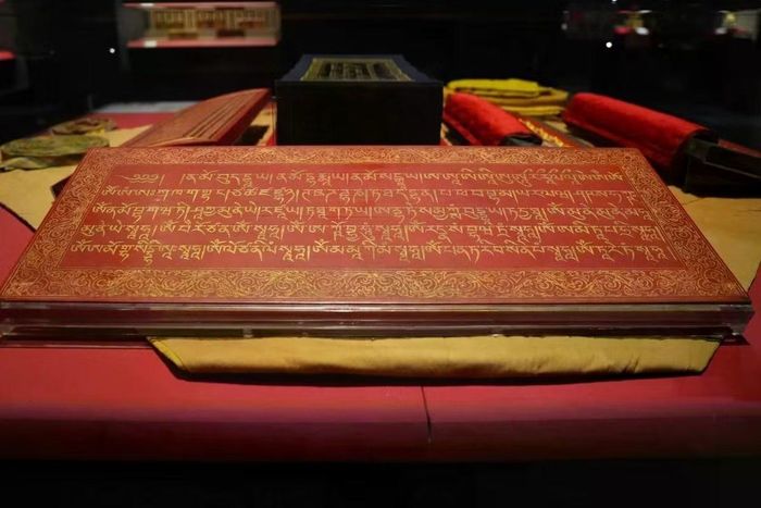 Một phần của bộ kinh "Tibetan Dragon Canon" được trưng bày tại Đài Loan (Trung Quốc). (Ảnh: SCMP)
