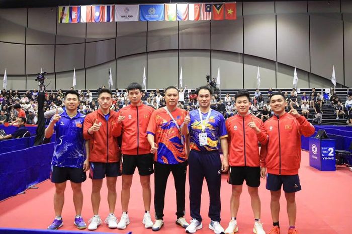 Chủ tịch Liên đoàn bóng bàn Việt Nam Nguyễn Xuân Vũ và các VĐV tuyển bóng bàn nam tại SEA Games 33
