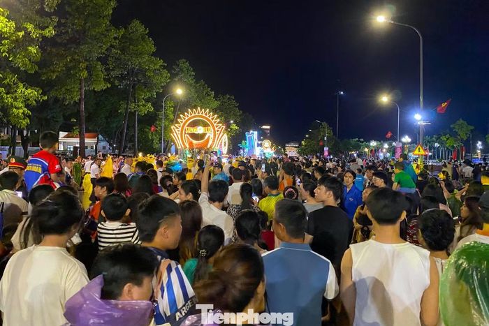 Đông đảo người dân hòa mình vào không khí lễ hội.