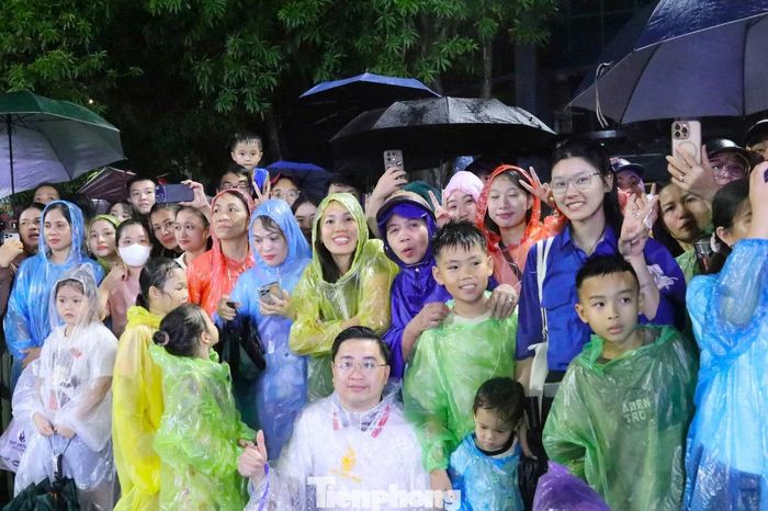 Dù trời mưa, hàng nghìn người dân vẫn đổ về đường Trường Thi, hòa mình vào những màn diễu hành, múa, xiếc và nghệ thuật đường phố rực rỡ.