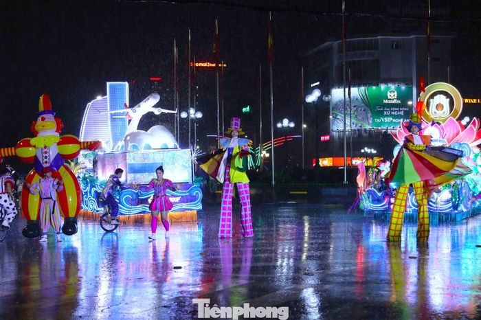 Chương trình quy tụ 85 nghệ sĩ, diễn viên và nghệ sĩ xiếc, chia thành 4 tốp diễu hành cùng 3 xe mô hình. Dọc tuyến biểu diễn còn có 3 minishow với nhiều loại hình nghệ thuật như Malambo, vũ điệu Latin, múa hoa sen, hoa hướng dương, xiếc, tung hứng LED, cà kheo và múa lửa.