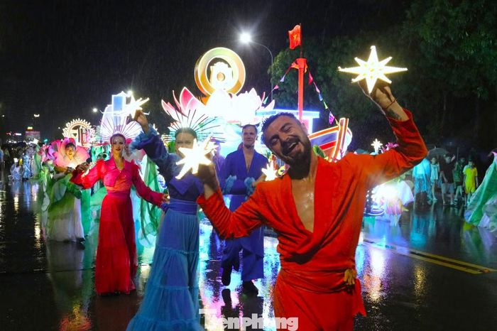 Nghệ sĩ quốc tế khuấy động lễ hội với những màn trình diễn giàu năng lượng, góp phần tạo nên sắc màu hiện đại cho Carnival Nghệ An 2026.