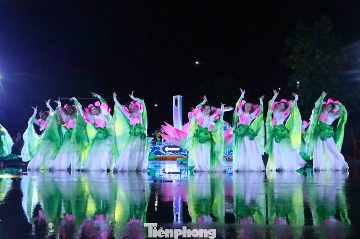 Theo sau là tốp diễn viên hóa thân thành những đóa sen trong trang phục trắng, hồng, xanh lá. Những động tác đồng diễn tạo nên hình ảnh đầm sen chuyển động giữa phố, kết hợp nét đẹp truyền thống với phong cách trình diễn hiện đại.
