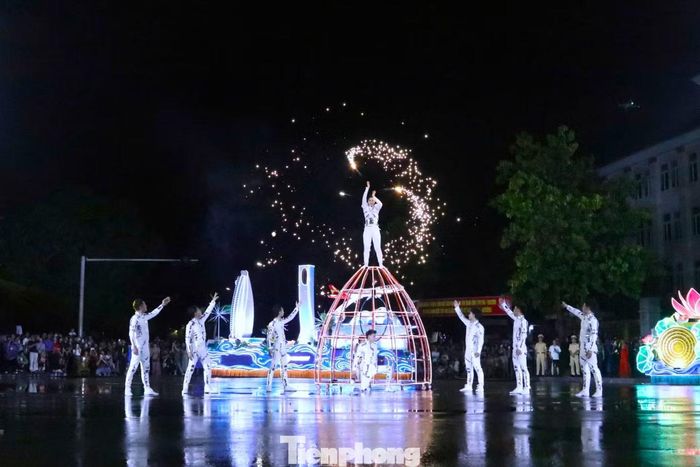 Tối 18/8, tại đường Trường Thi (phường Trường Vinh, Nghệ An), Carnival Nghệ An 2026 với chủ đề “Ánh dương bất tận” diễn ra sôi động, biến tuyến phố thành sân khấu nghệ thuật đường phố đầy màu sắc.