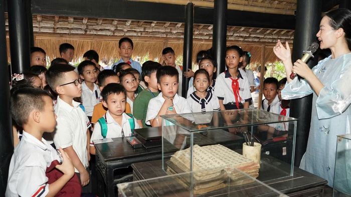 Các em thiếu nhi có cơ hội tìm hiểu về những năm tháng Chủ tịch Hồ Chí Minh sinh sống, học tập tại làng Dương Nỗ thông qua Hành trình học sử "Theo dấu chân Bác".
