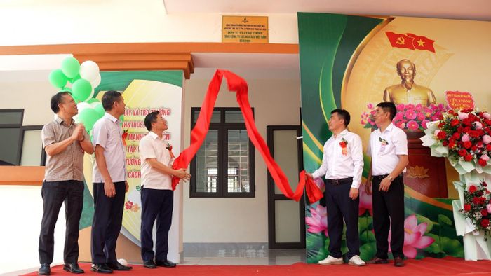 Các đại biểu thực hiện nghi thức khánh thành công trình.