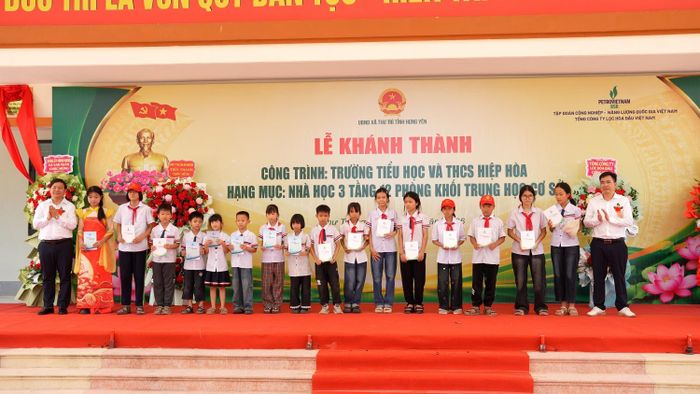 BSR trao những phần quà dành tặng các học sinh có thành tích xuất sắc và học sinh có hoàn cảnh khó khăn của nhà trường.