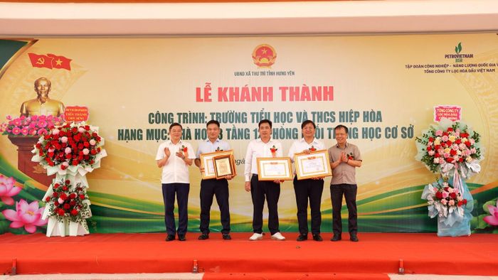 Đại diện UBND xã Thư Trì trao giấy chứng nhận, ghi nhận những đóng góp tích cực của BSR trong xây dựng công trình.