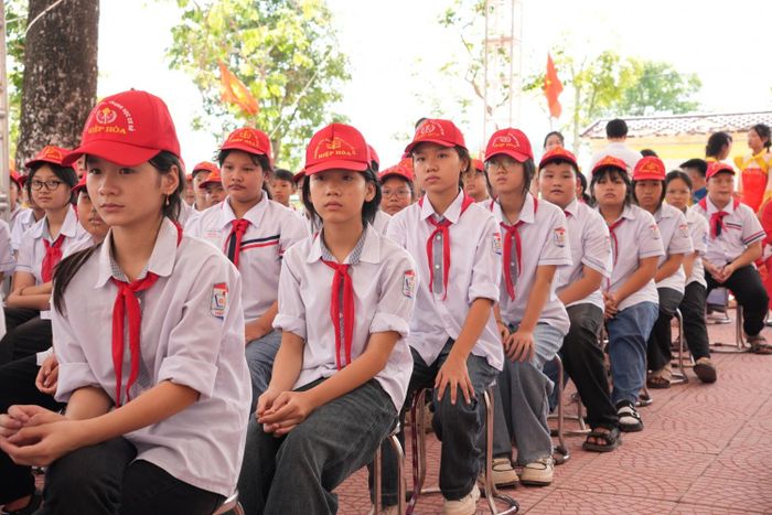 Các em học sinh tham dự Lễ khánh thành.
