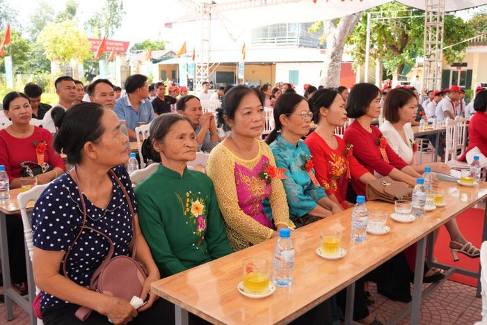 Các thầy cô giáo, phụ huynh và học sinh tham dự Lễ khánh thành.