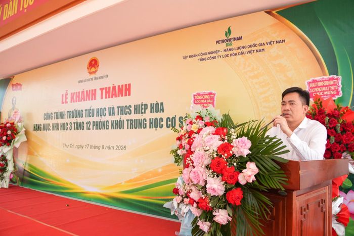 Ông Nguyễn Ngọc Quỳnh - Thành viên HĐQT BSR khẳng định, công trình không chỉ góp phần hoàn thiện cơ sở vật chất của nhà trường, mà còn là điểm khởi đầu cho sự gắn kết giữa BSR và địa phương. BSR mong muốn tiếp tục là cầu nối, đồng hành cùng địa phương trong những hoạt động thiết thực vì cộng đồng.