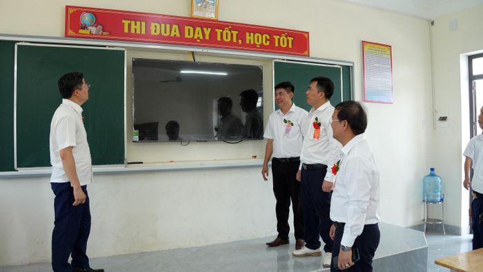 Các đại biểu tham quan phòng học mới tại Trường Tiểu học và THCS Hiệp Hòa.