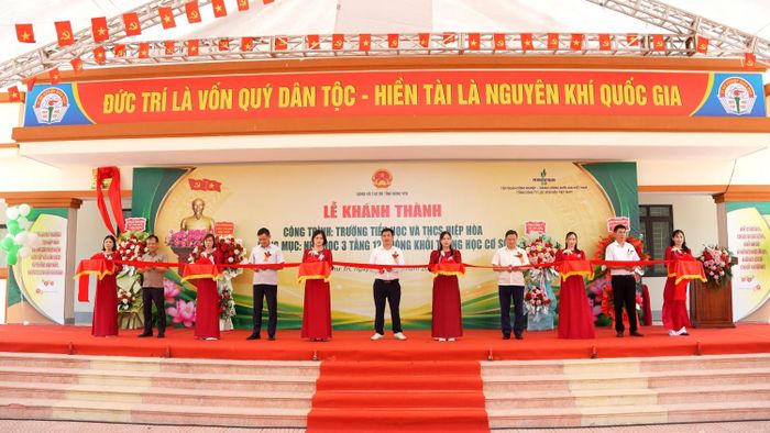 Các đại biểu thực hiện nghi thành khánh thành công trình.