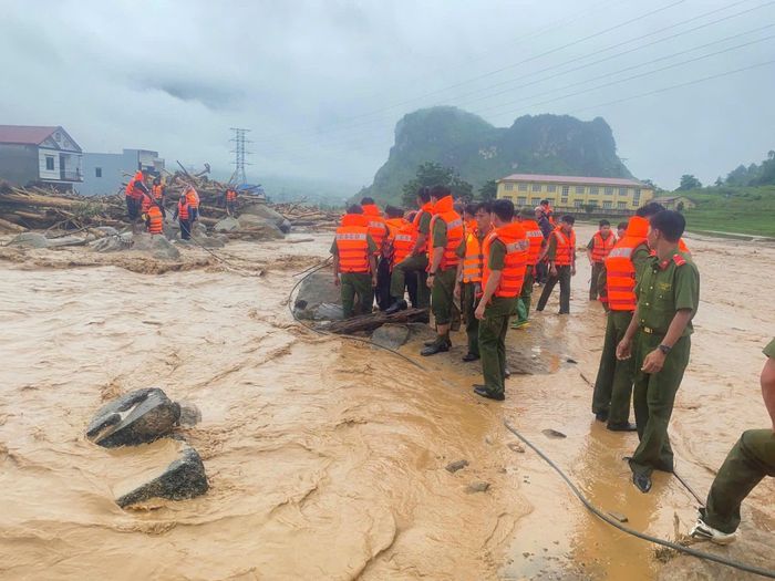Cán bộ, chiến sĩ Công an Lai Châu giúp dân trong trận lũ quét xảy ra tại xã Mường Than vào tháng 7/2026.