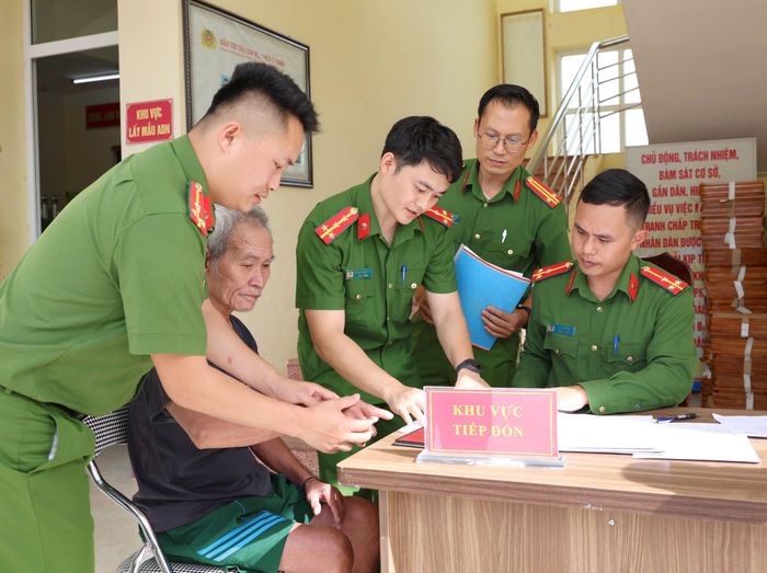 Lực lượng Công an đón tiếp, hướng dẫn thân nhân liệt sĩ thực hiện các bước thu nhận sinh phẩm ADN thân nhân liệt sĩ.