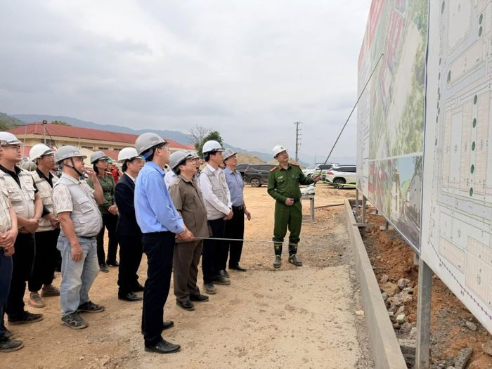 Đại tá Phạm Hải Đăng - Phó Giám đốc Công an tỉnh Lai Châu, đại diện đơn vị Chủ đầu tư báo cáo Đoàn công tác kiểm tra tiến độ xây dựng Trường phổ thông nội trú liên cấp TH&THCS xã Pa Tần.