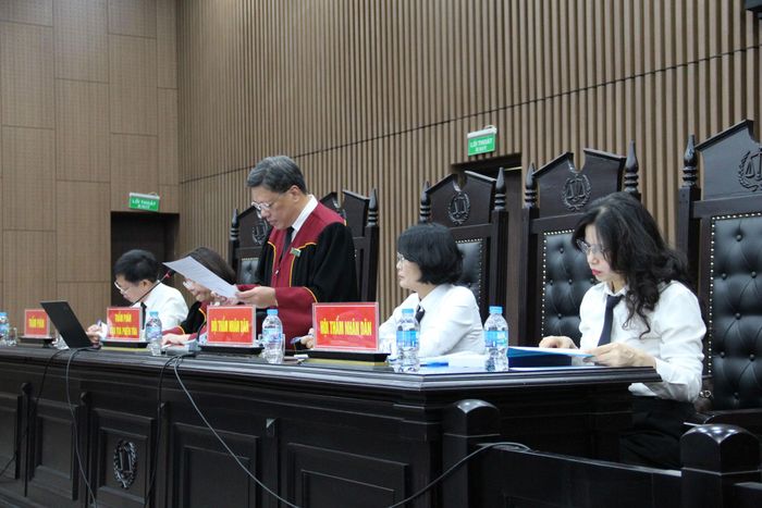 Hội đồng xét xử công bố quyết định đưa vụ án ra xét xử.