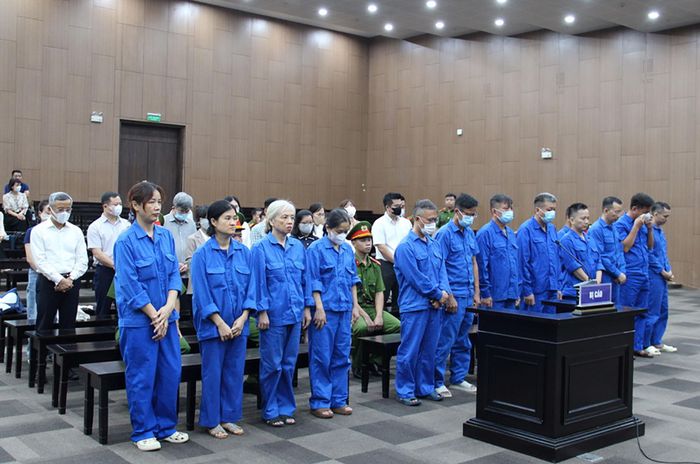 Các bị cáo đứng nghe HĐXX công bố quyết định đưa vụ án ra xét xử.