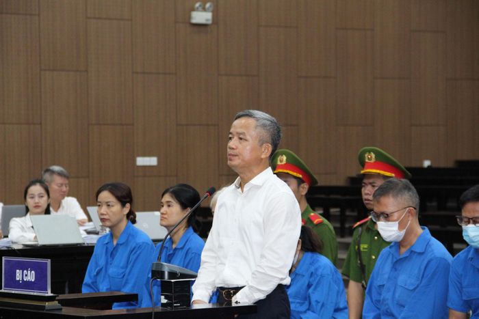 Một số bị cáo trong phần kiểm tra căn cước tại phiên tòa.