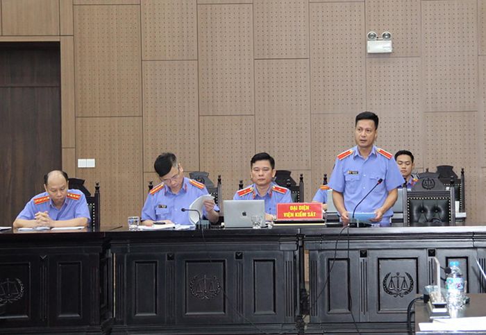 Đại diện Viện Kiểm sát công bố bản cáo trạng truy tố với các bị cáo.