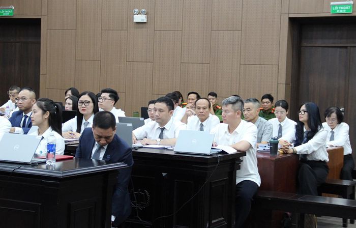 Các luật sư tham gia bào chữa tại phiên tòa.