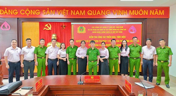 Công an và Chi nhánh NHCSXH TP Huế đã phối hợp tổ chức hơn 220 buổi tuyên truyền tại cơ sở, phổ biến chính sách cho hơn 1.000 phạm nhân tại địa bàn TP Huế.