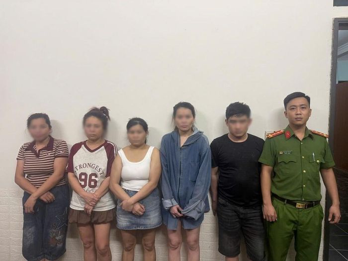 Các đối tượng liên quan được cơ quan Công an đưa về trụ sở để phục vụ điều tra.