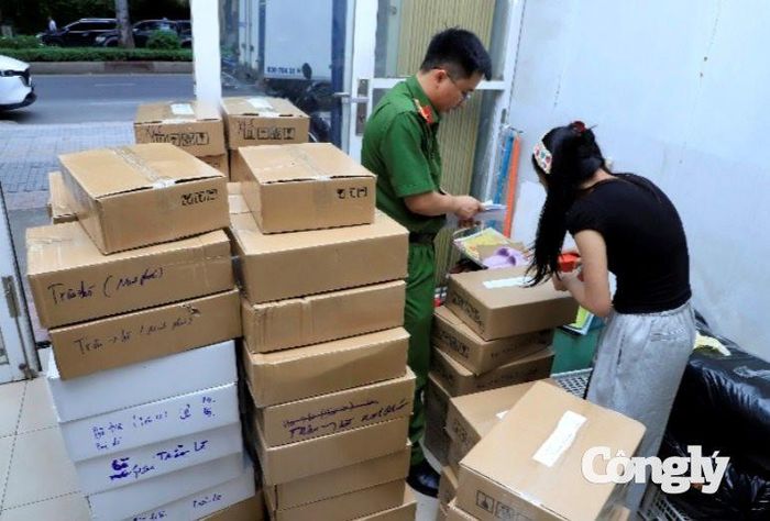 Niêm phong số sản phẩm thu giữ tại Công ty TNHH Trần Lê Foods và tại Hộ kinh doanh Mộc Food Biên Hòa.