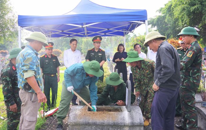 Tiến hành lấy mẫu sinh phẩm để xác định thông tin liệt sĩ.