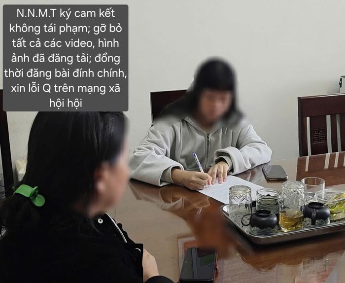 Công an xã Ia Grai yêu cầu N.N.M.T. ký cam kết không tái phạm, gỡ bỏ tất cả các video, hình ảnh đã đăng tải; xin lỗi H.Q. và gia đình. (Ảnh: CA xã Ia Grai).